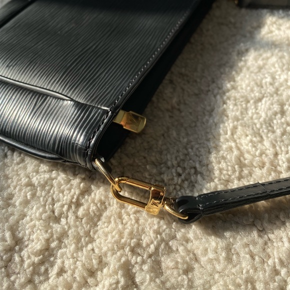 Louis Vuitton Black Epi Leather Sarvanga Crossbody Clutch Bag - Picture 5 of 15